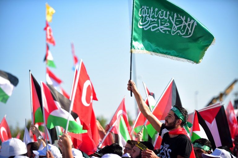 A protester waves a green Islamic flag with the Muslim profession of belief 'There is no God but God and Mohammed is the prophet of God' during a demonstration in Istanbul on July 30, 2017, during a protest against measures taken by Israel in Jerusalem and to show solidarity with the Palestinians. (AFP PHOTO / YASIN AKGUL)