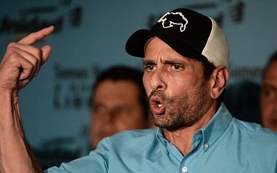Venezuelan opposition leader and Miranda state governor Henrique Capriles and members of the opposition coalition Democratic Unity Roundtable (MUD), offer a press conference in Caracas, on July 30, 2017 (AFP PHOTO / FEDERICO PARRA)