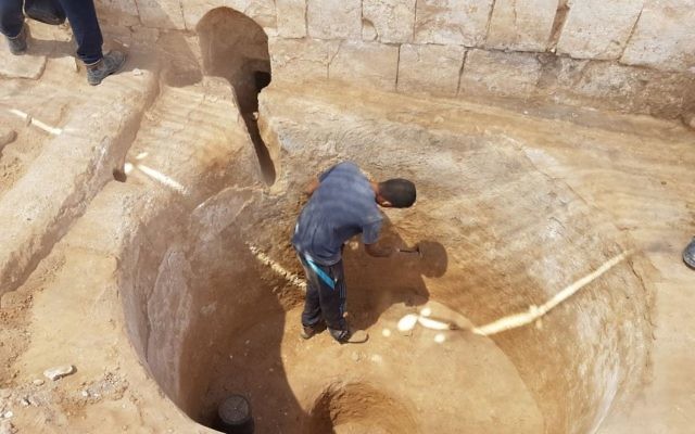 Digging in the ancient 1,600-year-old wine press in Ramat Negev, summer 2017. (Tali Gini, Israel Antiquities Authority)