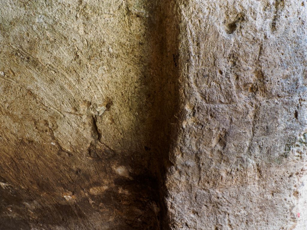 Engravings on the walls in the Rosh Ha'Ayin water system from 2,700 years ago: Human figure. (Assaf Peretz, IAA) 