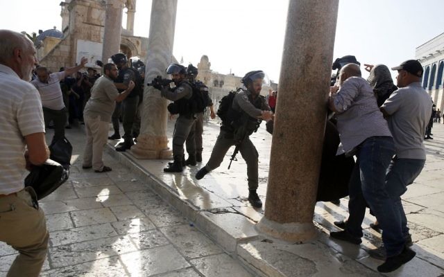 Police and worshippers scuffle in Jerusalem's Old City, Thursday, July 27, 2017. (AP/Mahmoud Illean)