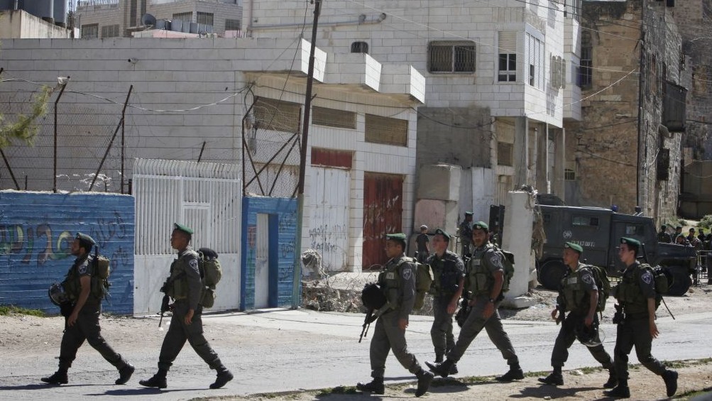 Israeli border police seen evacuating the Machpela House in Hebron on April 4, 2012. (Miriam Alster/Flash90)