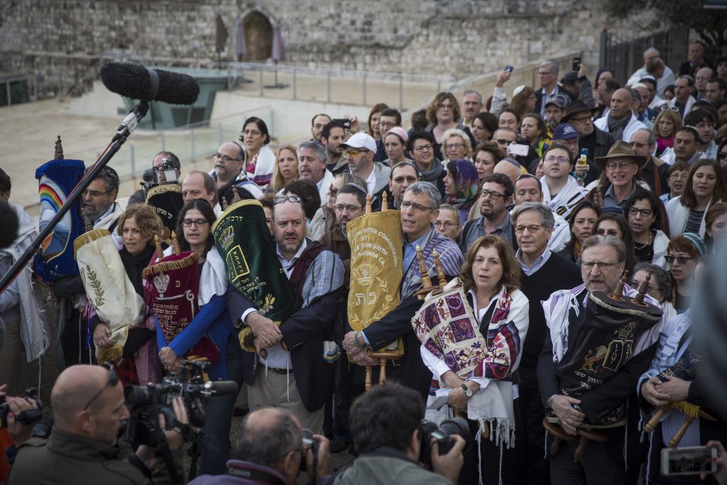 A group of American Conservative and Reform rabbis and the Women of the Wall movement members hold Torah scrolls during a protest march against the government’s failure to deliver a new prayer space, at the Western Wall in Jerusalem Old City, November 2, 2016. (Hadas Parush/Flash90)