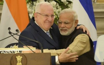 President Reuven Rivlin (L) hugs with Indian Prime Minister Narendra Modi during a joint press conference in New Delhi on November 14, 2016. President Rivlin was in India for an official state visit.  (Mark Neyman/GPO)