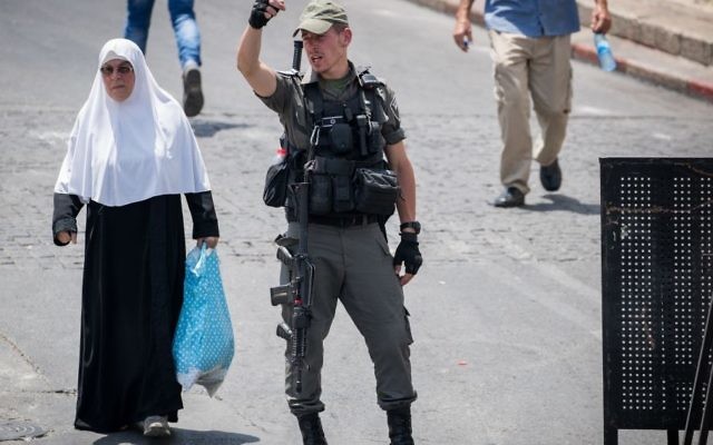 An Israeli police officer guards at the Lion's Gate at the entrance to Jerusalem's Old City, July 23, 2017. (Yonatan Sindel/Flash90)