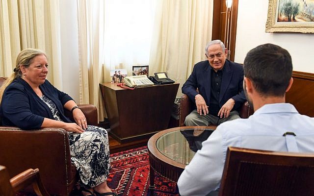Prime Minister Benjamin Netanyahu meets with security guard Ziv Moyal (R) and Israel's Ambassador to Jordan Einat Schlein (L), at the Prime Minister's Office in Jerusalem on July 25, 2017. (Haim Zach/GPO)