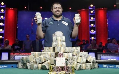 Scott Blumstein poses for photographers after winning the World Series of Poker main event, Sunday,  July 23, 2017, in Las Vegas. (AP Photo/John Locher)