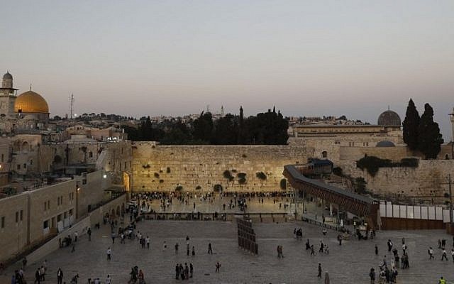 A general view shows Jewish men and women gathering at the Western Wall in Jerusalem to mark the annual Tisha B'Av (Ninth of Av) fasting and memorial day, commemorating the destruction of ancient Jewish temples, July 31, 2017. (AFP/ MENAHEM KAHANA)