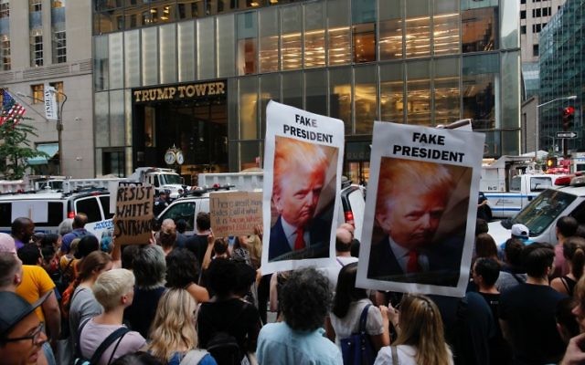 Protesters gather near Trump Tower to protest against US President Donald Trump in New York, August 14, 2017. (AFP/EDUARDO MUNOZ ALVAREZ)