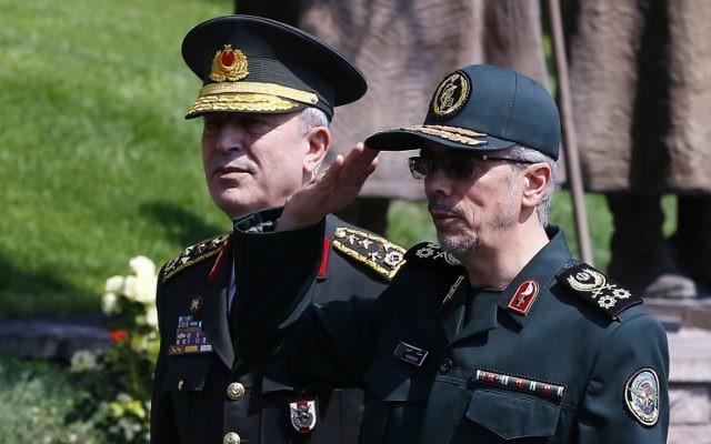 General Staff of the Armed Forces of Iran, Mohammad Bagheri, right, salutes the honor guards as he is welcomed by Chief of the General Staff of the Turkish Armed Forces Hulusi Akar during his official visit at the Turkish General Staff headquarters in Ankara, on August 15, 2017. (AFP/STR)