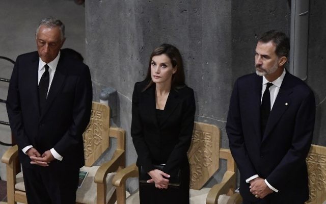 Spain's King Felipe VI, center, Spain's Queen Letizia, right, and Portugal's President Marcelo Rebelo de Sousa, left, attend a mass to commemorate victims of two devastating terror attacks in Barcelona and Cambrils, at the Sagrada Familia church in Barcelona, August 20, 2017. (AFP/JAVIER SORIANO)