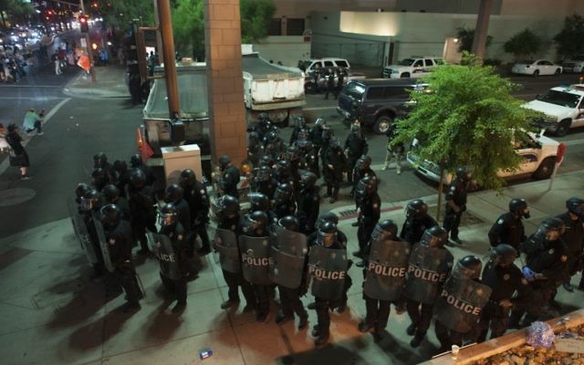 Riot police form a line outside the Phoenix, Arizona, Convention Center where demonstrators gathered to protest US President Donald Trump's speech at a "Make America Great Again" rally on August 22, 2017. ( AFP PHOTO / Laura Segall)