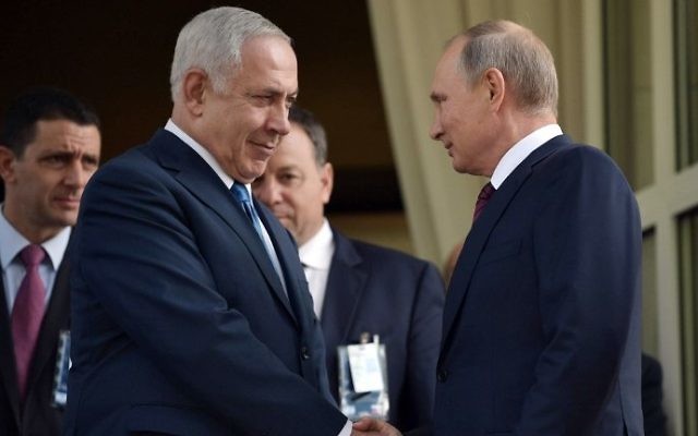 Russian President Vladimir Putin (R) shakes hands with Prime Minister Benjamin Netanyahu during their meeting in Sochi on August 23, 2017. (AFP Photo/Sputnik/Alexey Nikolsky)