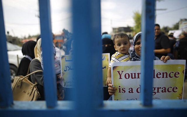Palestinians block the road ahead of a convoy transporting United Nations Secretary General Antonio Guterres, upon his arrival at Erez border crossing in Beit Hanun, in the northern Gaza Strip, on August 30, 2017. / AFP PHOTO / MOHAMMED ABED