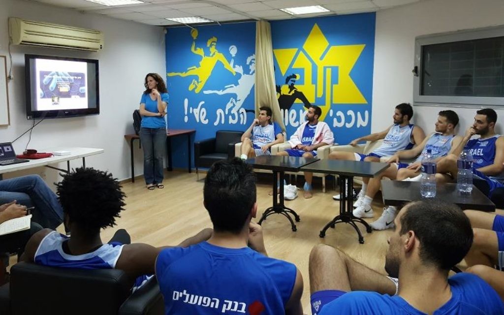 DayTwo's Lehi Segal (standing) discusses nutrition with members of Israel's national basketball team (DayTwo)