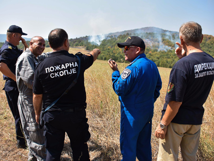Israeli firefighters with Macedonian officials (Israel Police)