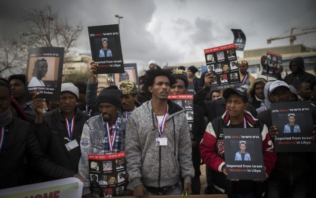African migrants gather during a protest outside the Supreme Court in Jerusalem on January 26, 2017. (Yonatan Sindel/Flash90)