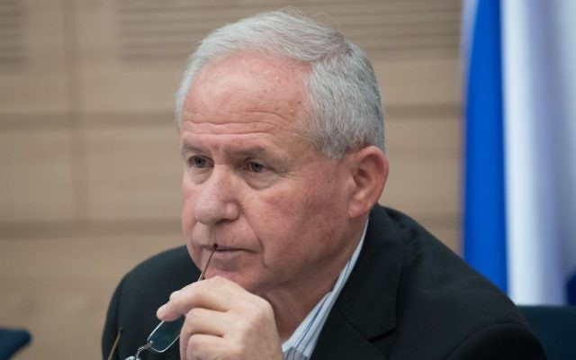 Head of the Defense and Foreign Affairs Committee Avi Dichter leads a meeting at the Knesset, July 11, 2017. (Yonatan Sindel/Flash90) 