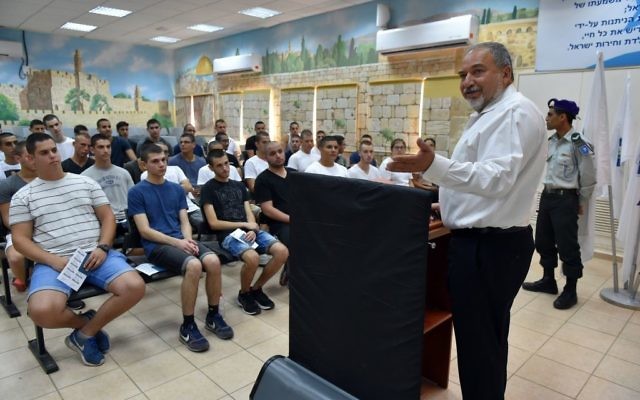 Israeli Defense Minister Avigdor Liberman speaks with new recruits to the Artillery Corps brigade at Tel ha Shomer IDF army base near Tel Aviv on July 31, 2017. (Ariel Hermoni/Ministry of Defense)