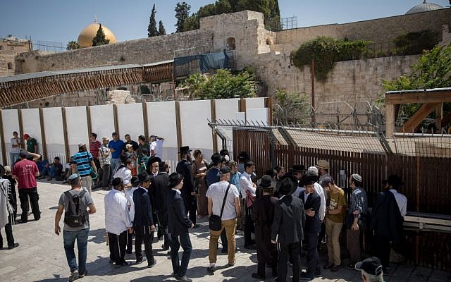 Jewish visitors wait to enter the Temple Mount complex in the Old City of Jerusalem, August 1, 2017. (Yonatan Sindel/Flash90)