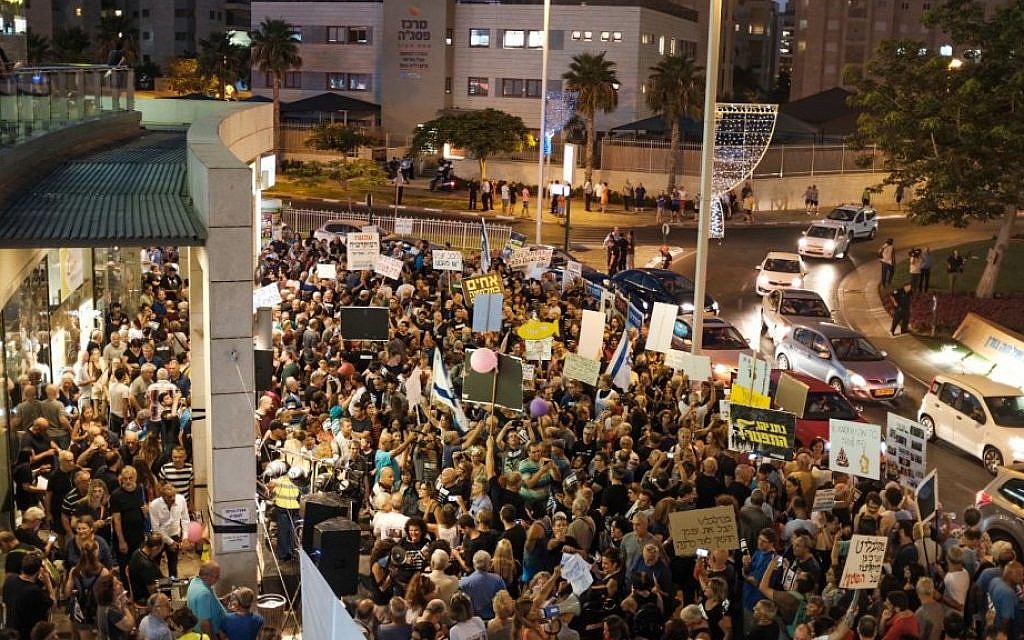 Demonstrators protest near the home of Attorney General Mandelblit in Petah Tikva on August 5, 2017. (Tomer Neuberg/Flash90)