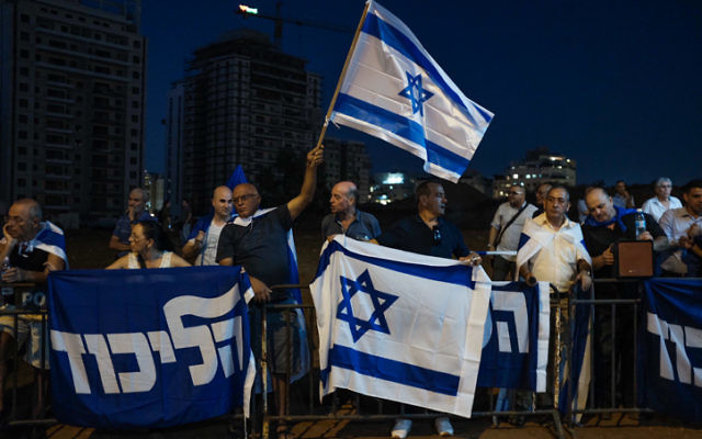 Protesters backing Prime Minister Benjamin Netanyahu show their support outside the home of Attorney General Avichai Mandelblit, in Petah Tikva on August 05, 2017. (Tomer Neuberg/Flash90)