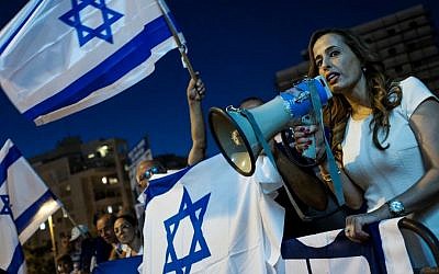 Likud MK Nava Boker (R) attends a protest in support of Prime Minister Benjamin Netanyahu near the weekly demonstration by Attorney General Avichai Mandelblit's home in Petah Tikva on August 5, 2017. (Tomer Neuberg/Flash90)