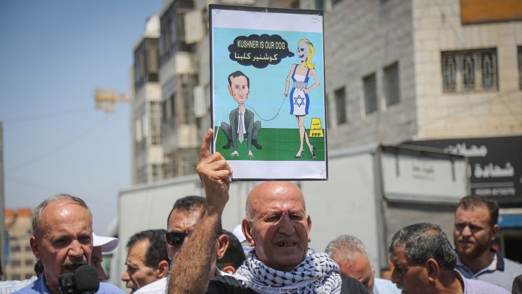 Palestinian demonstrators protest against the US delegation headed by White House senior adviser Jared Kushner ahead of its scheduled meeting Palestinian Authority President Mahmoud Abbas in Ramallah, on August 24, 2017. (Flash90)