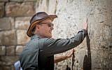 American TV host Conan O'Brien visits the Western Wall in the Old City of Jerusalem on August 28, 2017, to film an episode of his travel series 'Conan Without Borders.' (Yonatan Sindel/Flash90)