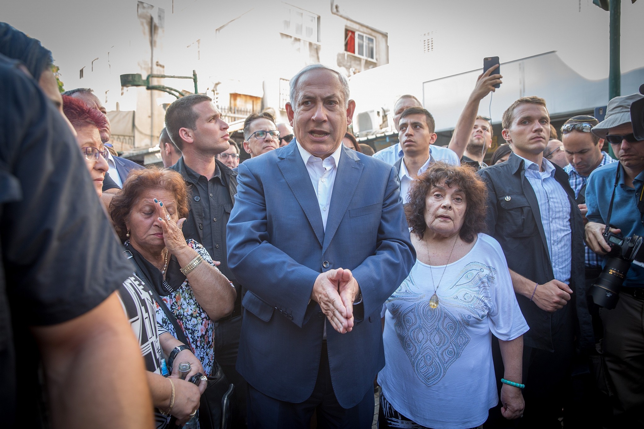 Prime Minister Benjamin Netanyahu meets with residents of south Tel Aviv, during a tour in the neighborhood, August 31, 2017. (Miriam Alster/Flash90)