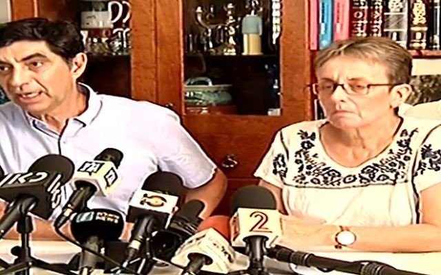 Simha (R) and Leah Goldin, whose during a press conference responding to statements by Defense Minister Avigdor Liberman rejecting the possibility of a deal to return the remains of their son Hadar Goldin, killed during the 2014 Gaza War, from Gaza, August 27, 2017. (Screen capture: Channel 2)