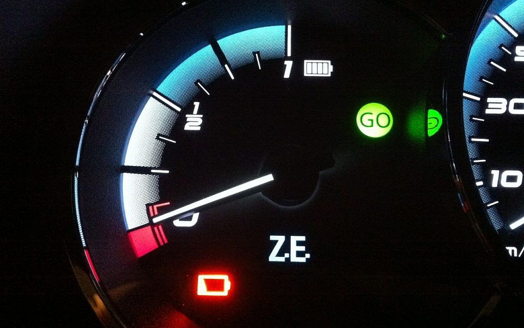 An empty battery gauge on a Better Place Renault Fluence. (Brian Blum)
