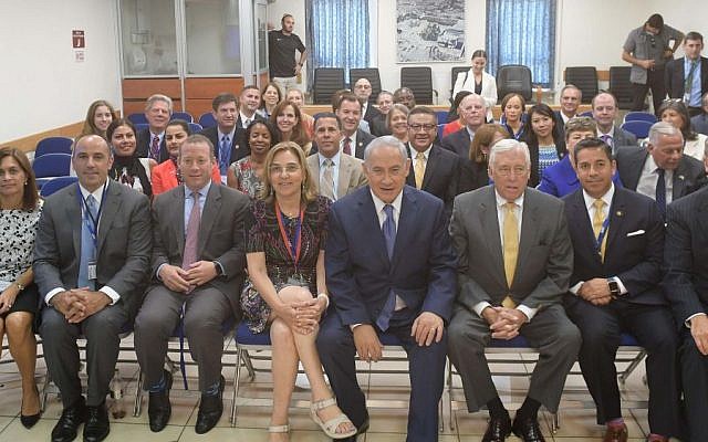 Prime Minister Benjamin Netanyahu (C) meeting at his Jerusalem office with an 18-member delegation of Democratic Members of Congress led by House Minority Whip Steny Hoyer, August 7, 2017. (GPO)