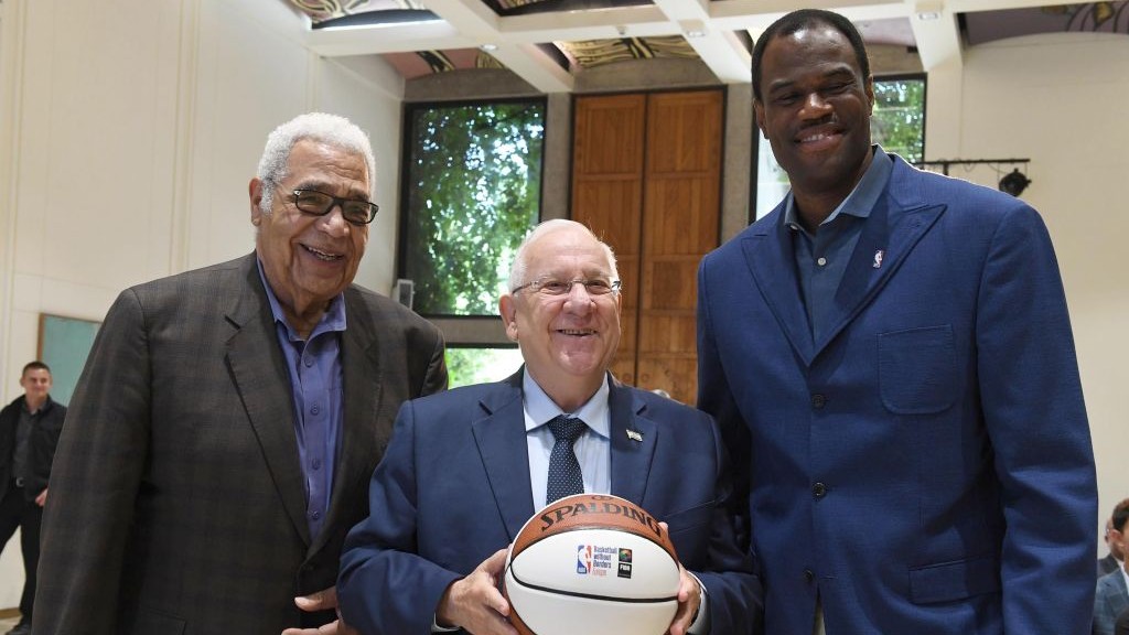 President Reuven Rivlin (C) meets with former NBA players David Robinson (R) and Wayne Embry at the President's Residence in Jerusalem. (Mark Neiman/GPO)