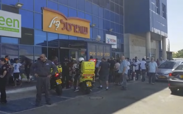 Police and medics respond to a stabbing in a supermarket in the central Israeli city of Yavneh on August 2, 2017. (Screen capture: Magen David Adom)