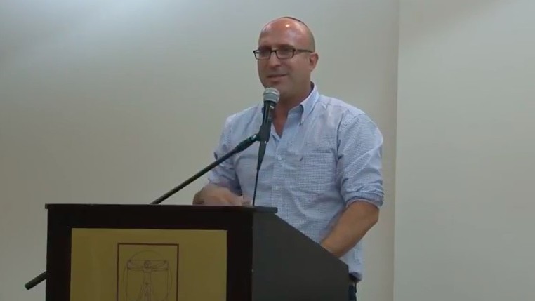 Kobi Eliraz, adviser to the defense minister on settlement affairs addresses the Amana conference on October 21, 2014. (Screen capture/YouTube) 
