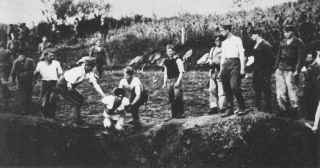 Ustaše militia executing people over a mass grave near Jasenovac concentration camp. (Public domain)