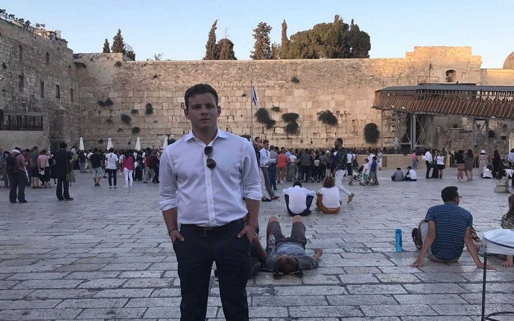 Actor Jonathan Lipnicki at the Western Wall during his Birthright trip on July 28, 2017. (courtesy Jonathan Lipnicki)