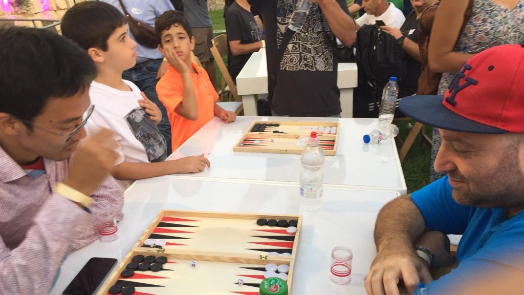 Top international player Falafel (right) and former World Champion Mochy Mochizuki compete in an early round of the Jerusalem Backgammon Championships on August 24. (Times of Israel staff)