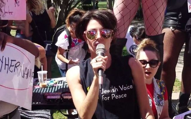 Jewish Voice for Peace representative Scout Bratt speaks at the SlutWalk Chicago rally on August 12, 2017. (Screen capture/YouTube)