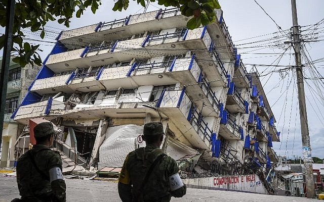 Soldiers stand guard near the Sensacion hotel which collapsed during the powerful earthquake that struck Mexico on September 8, 2017. (AFP PHOTO / VICTORIA RAZO)
