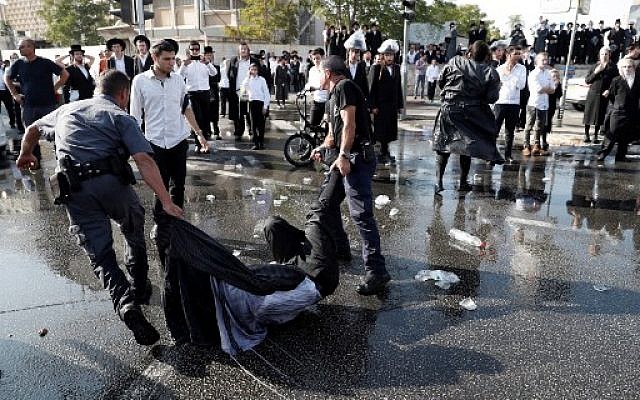 Ultra-Orthodox protesters demonstrating in Jerusalem against a court ruling that rejected legislation deferring mandatory conscription into the Israel Defense Forces, September 17, 2017. (AFP Photo/Ahmed Gharbali)