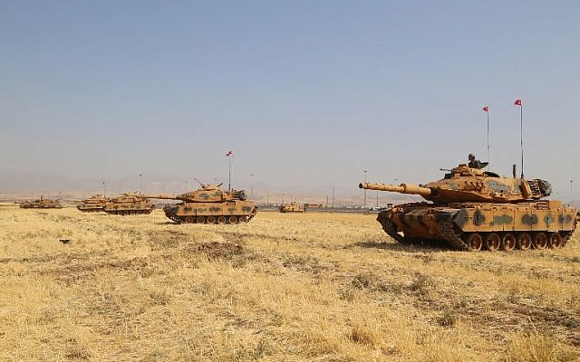 Turkish tanks are seen near the Habur crossing gate between Turkey and Iraq during a military drill, September 18, 2017.  (AFP/STR)