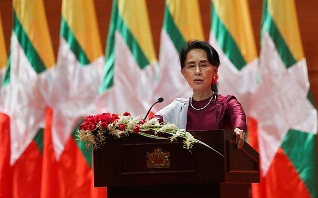Myanmar's State Counsellor Aung San Suu Kyi delivers a national address in Naypyidaw on September 19, 2017. (AFP/Ye Aung Thu)