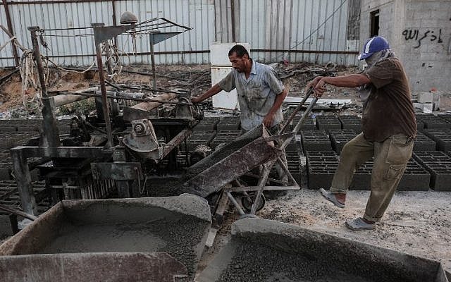 Palestinian labourers work at a cement factory in the southern Gaza Strip. September 24, 2017. (AFP PHOTO / SAID KHATIB)