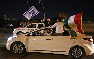 Iraqis Kurds carry the Kurdish and the Israeli flags in the streets of the northern city of Kirkuk on September 25, 2017 following a referendum on the independence. (AFP Photo/Ahmad Al-Rubaye)