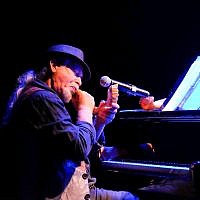 Singer Shlomo Gronich performs at a concert, June 14, 2017. (Gershon Elinson/Flash90)