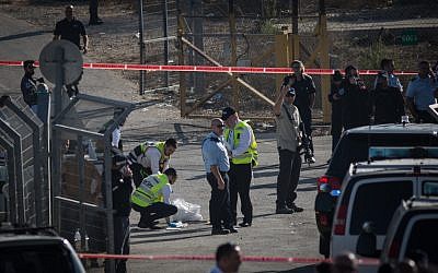 Israeli security forces at the scene where a Palestinian terrorist opened fire on security personnel at the Har adar settlement, outside of Jerusalem, killing three., and seriously injuring one. September 26, 2017. (Hadas Parush/FLASH90)