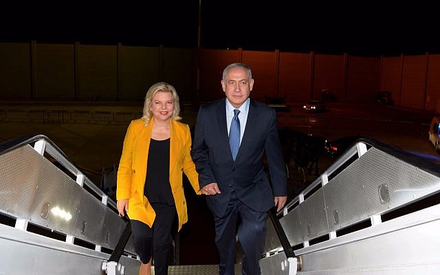 Prime Minister Benjamin Netanyahu (r) and his wife Sara board a plane to fly to Latin America for a 10-day state trip on September 10, 2017. (Raphael Ahren/Times of Israel)