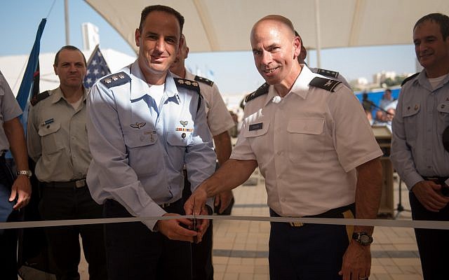 Col. Liran Cohen, head of the IDF's air defense school, left, and Col. David Shank, of the US 10th Army Air & Missile Defense Command, cut the ribbon to open the first American military base in Israel, inside the Mashabim Air Base, on September 18, 2017. (Israel Defense Forces)